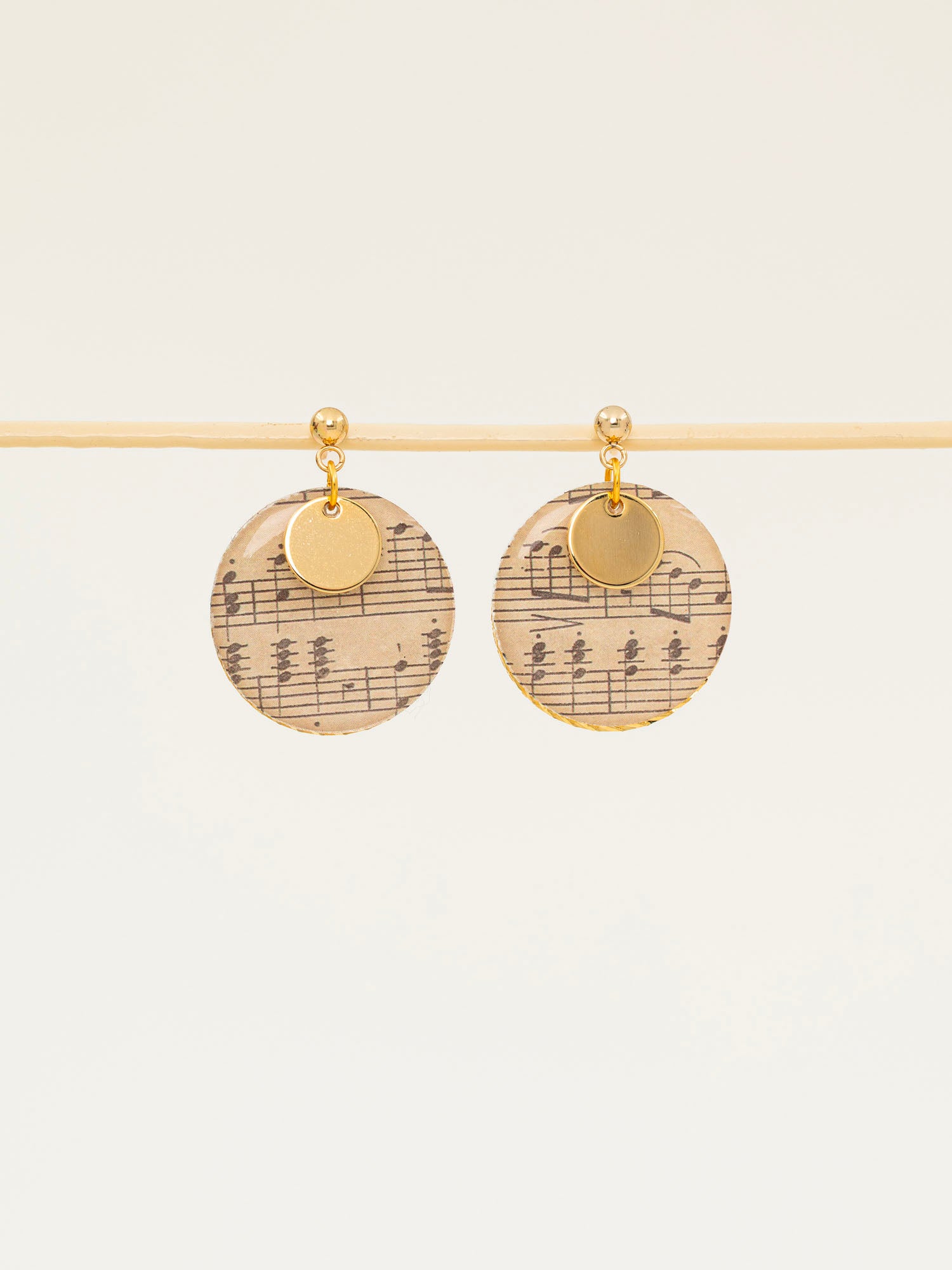 Boucles d'oreilles artisanales Vérone - papier résiné partition musicale sépia et plaqué or, fait main en France