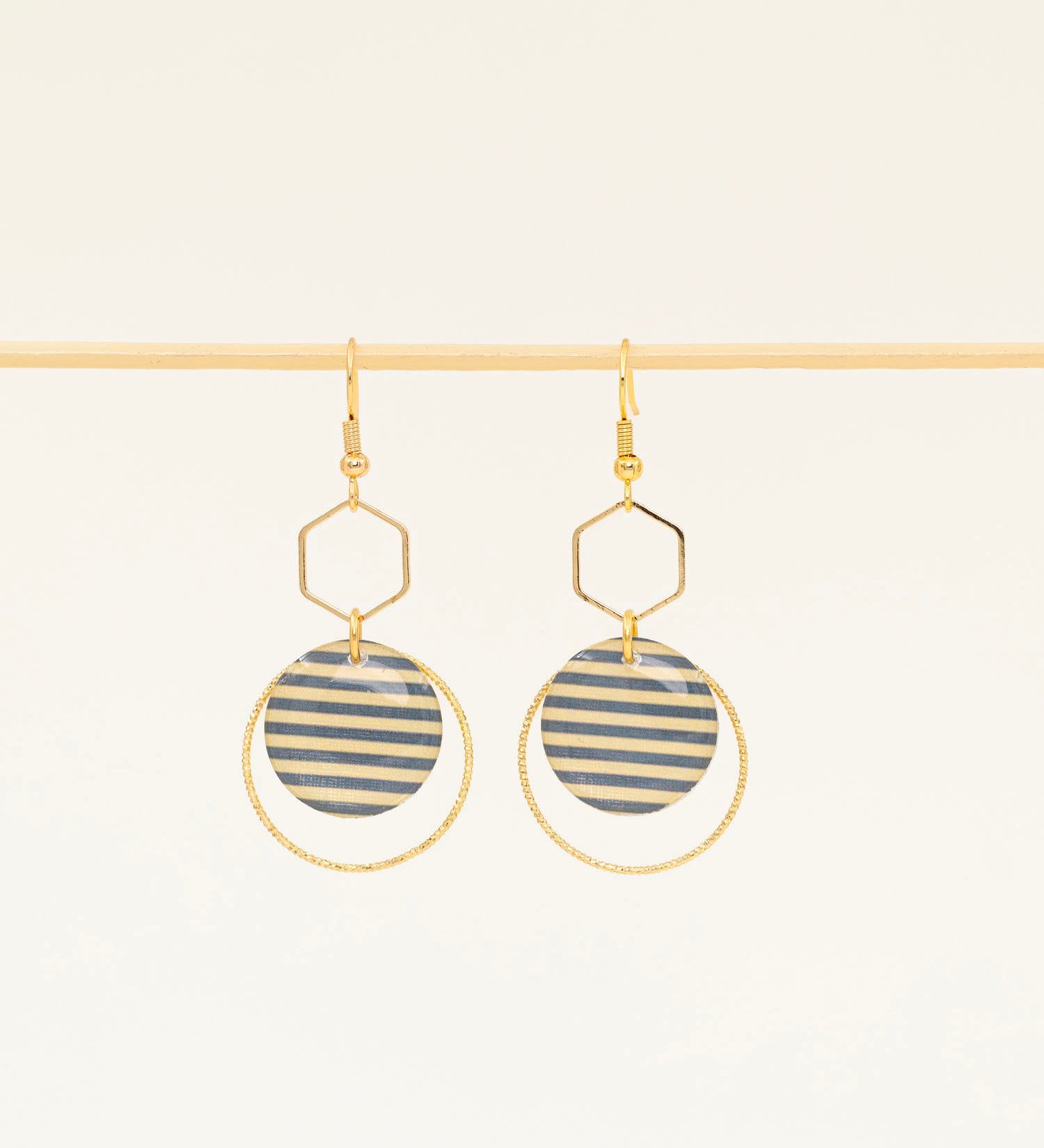 Boucles d'oreilles artisanales Cusco bleu - papier résiné rayé et laiton doré, fait main en France