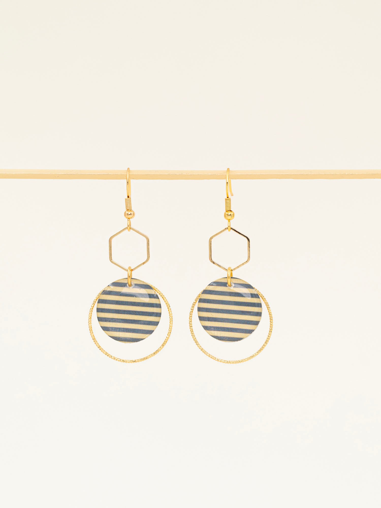 Boucles d'oreilles artisanales Cusco bleu - papier résiné rayé et laiton doré, fait main en France