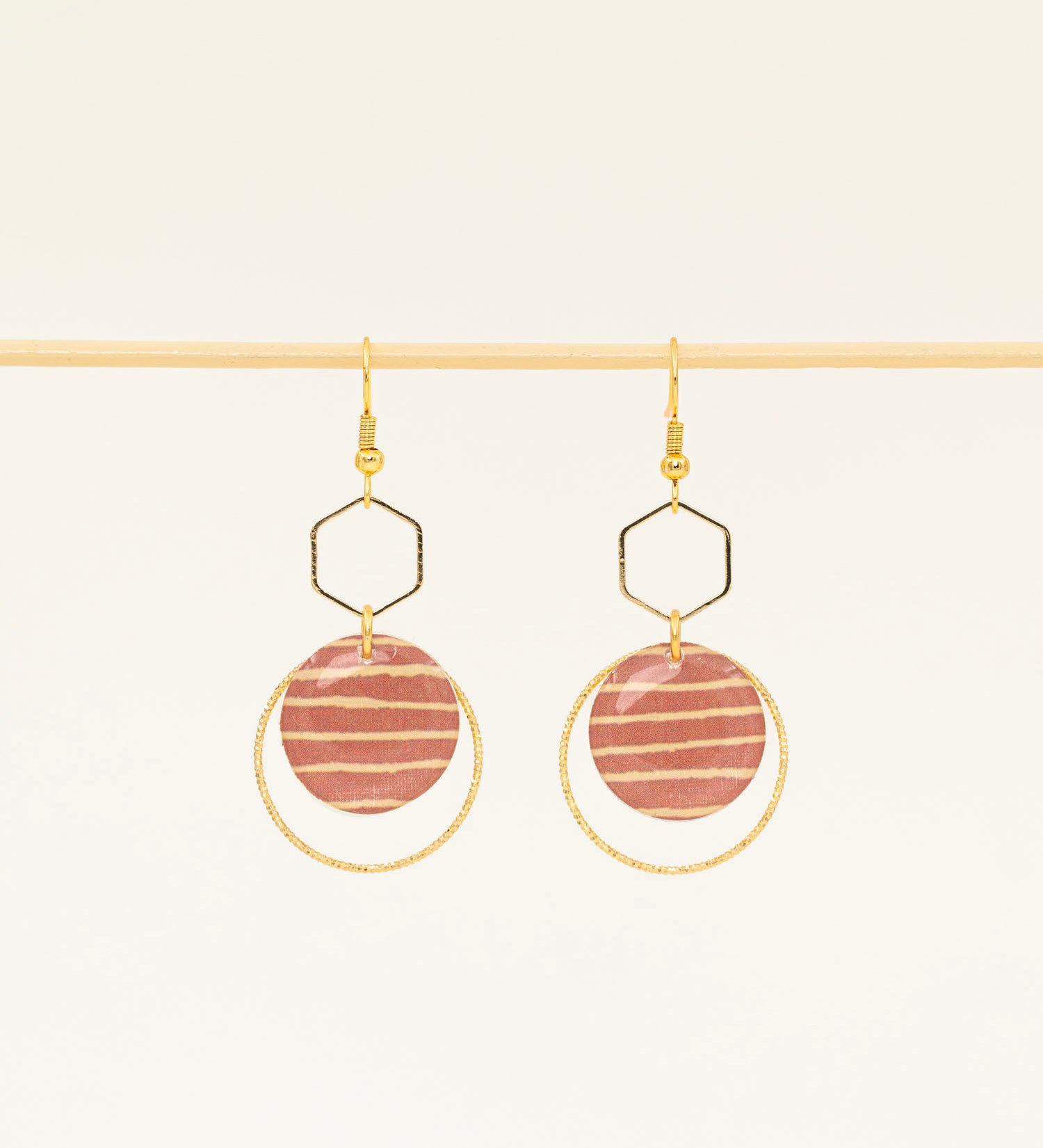 Boucles d'oreilles artisanales Cusco bleu - papier résiné rayé et laiton doré, fait main en France