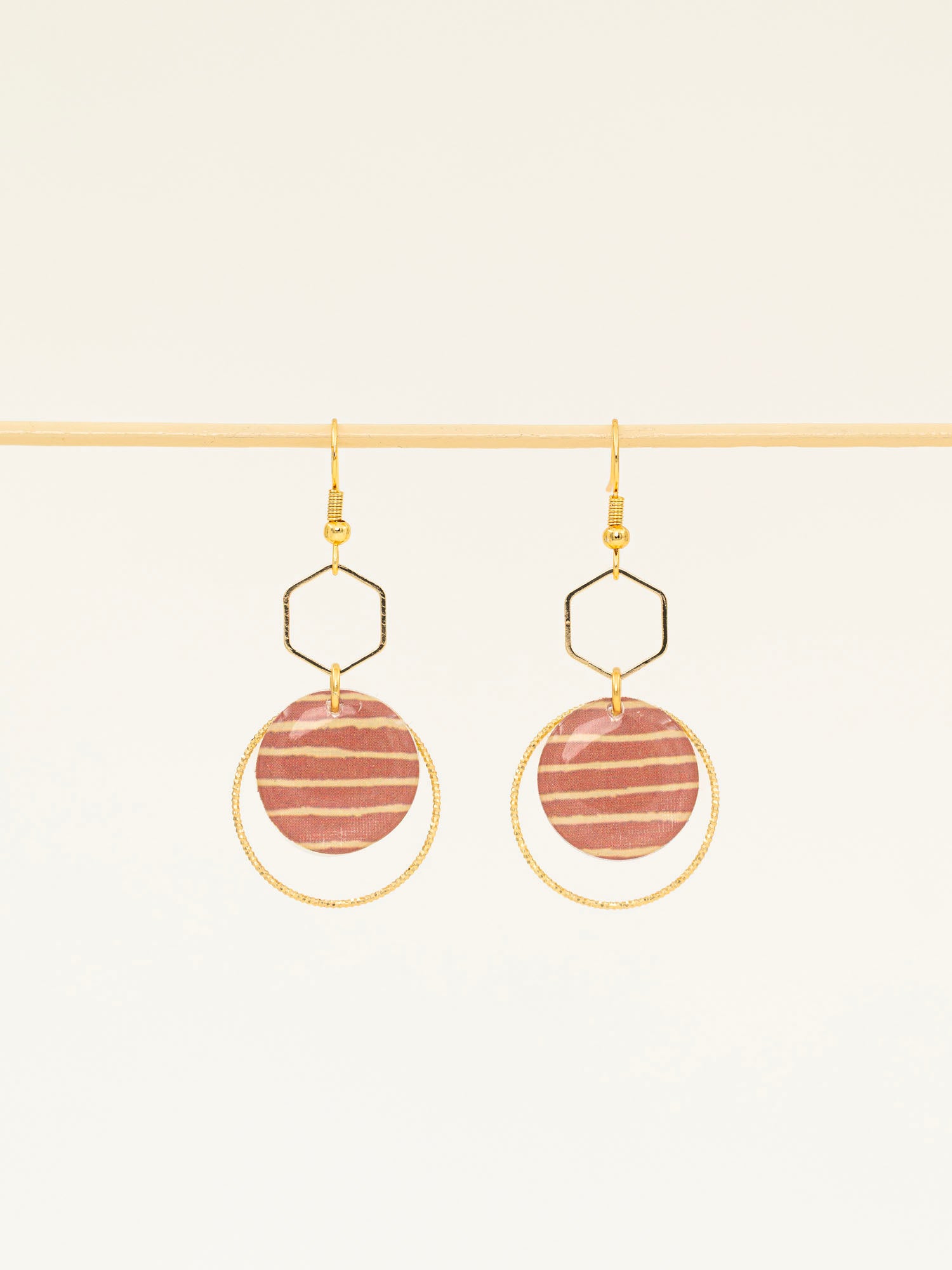 Boucles d'oreilles artisanales Cusco bleu - papier résiné rayé et laiton doré, fait main en France