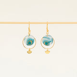 Boucles d'oreilles artisanales Palerme bleu - papier résiné plumes de paon et laiton doré, fait main en France