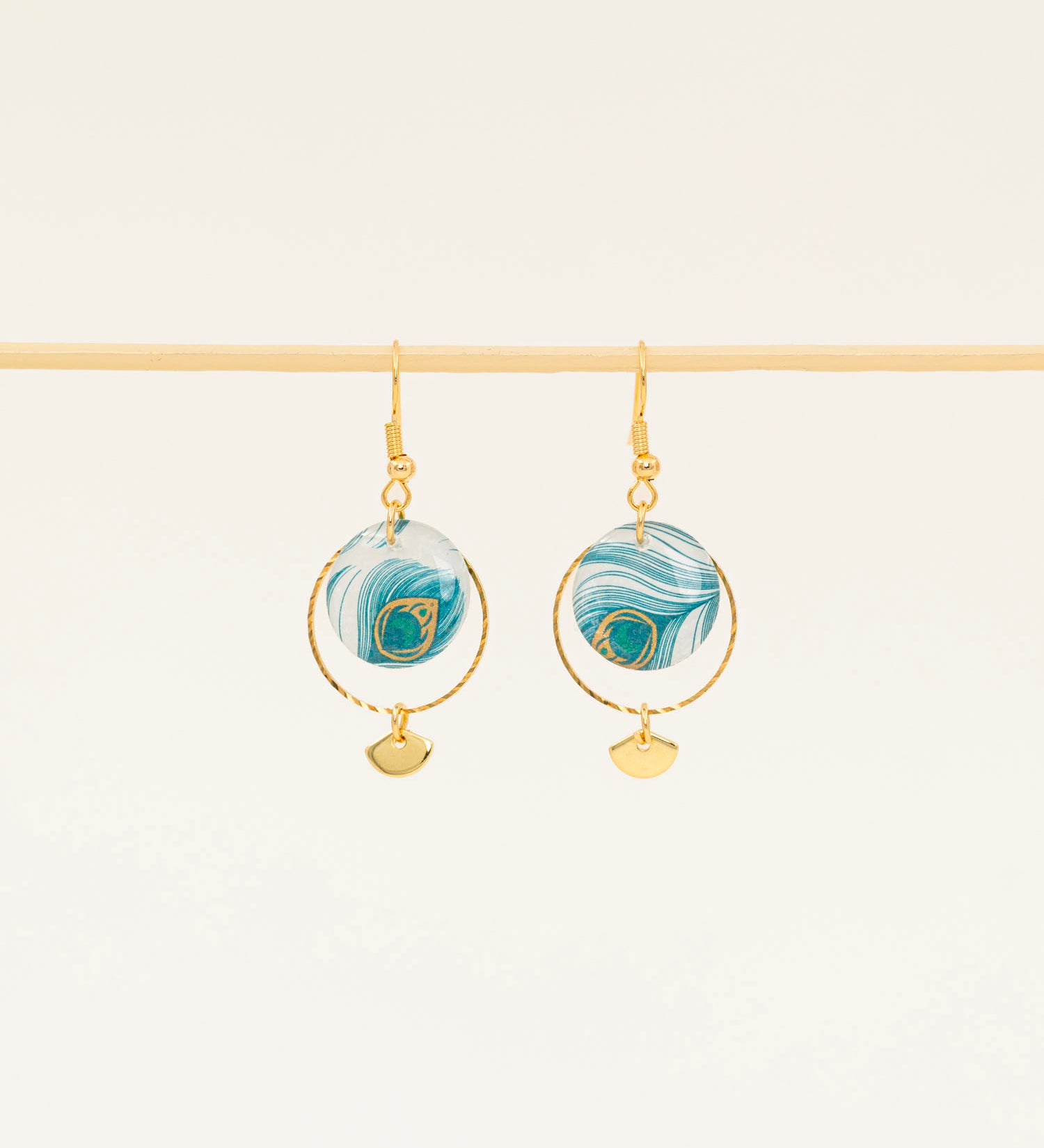 Boucles d'oreilles artisanales Palerme bleu - papier résiné plumes de paon et laiton doré, fait main en France