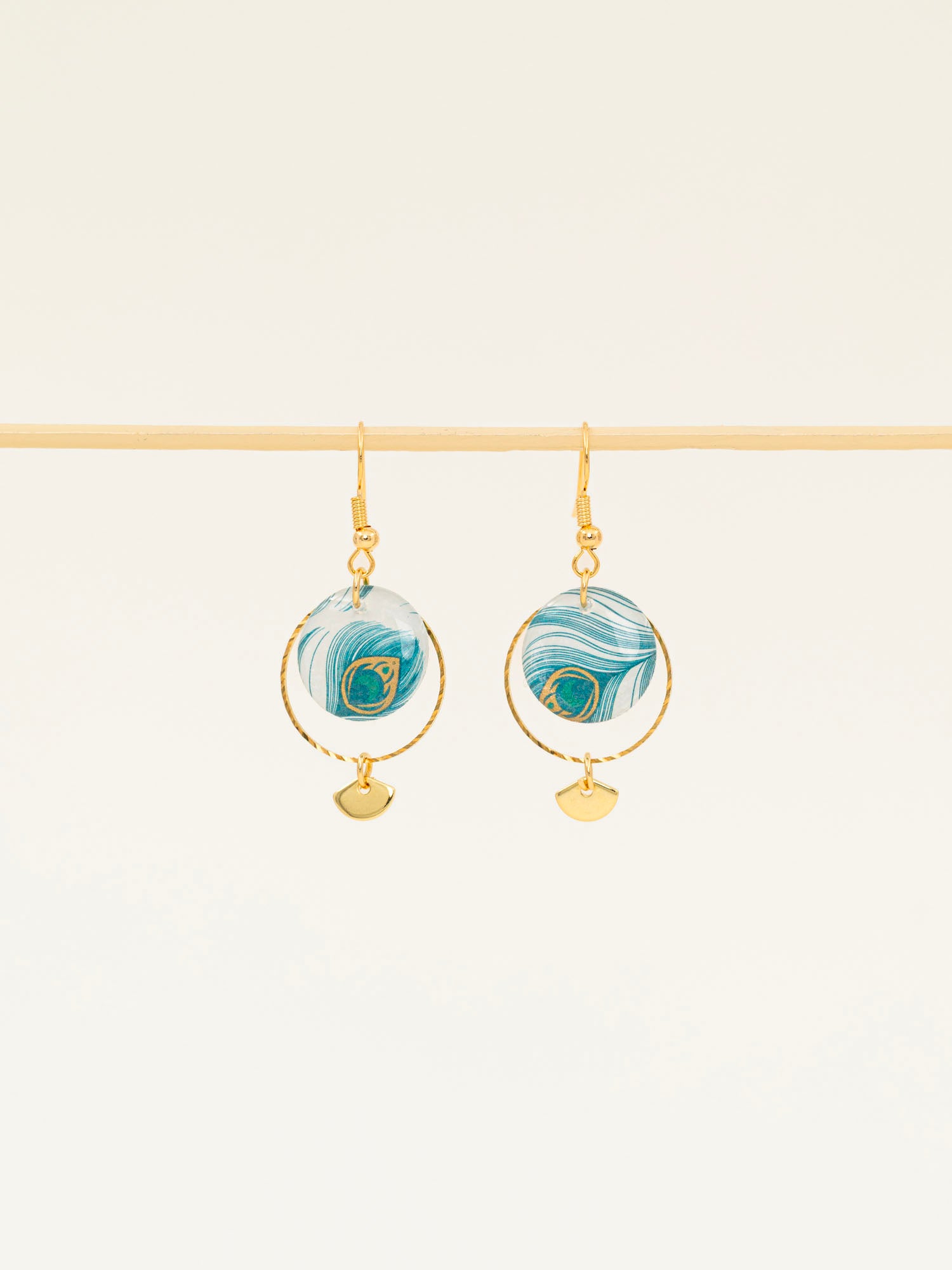 Boucles d'oreilles artisanales Palerme bleu - papier résiné plumes de paon et laiton doré, fait main en France