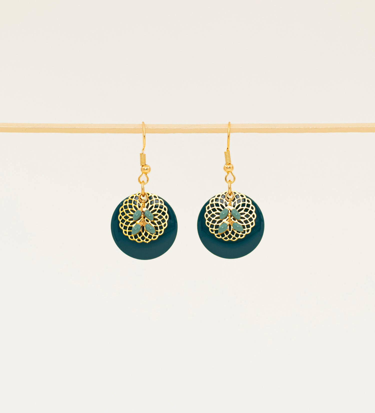 Boucles d'oreilles artisanales Tasmanie blanc — émail et médaillon doré ciselé, fait main en France