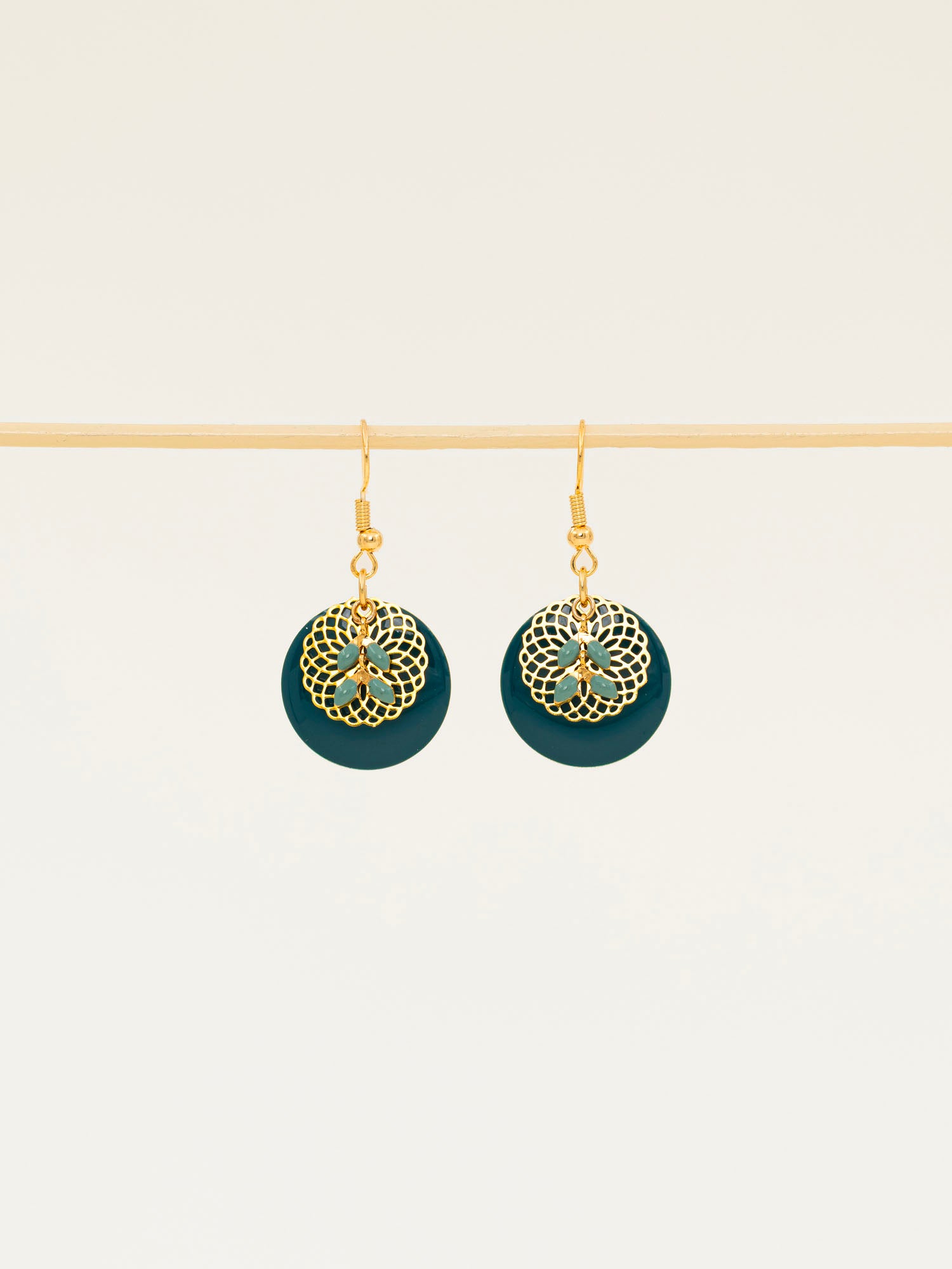 Boucles d'oreilles artisanales Tasmanie blanc — émail et médaillon doré ciselé, fait main en France