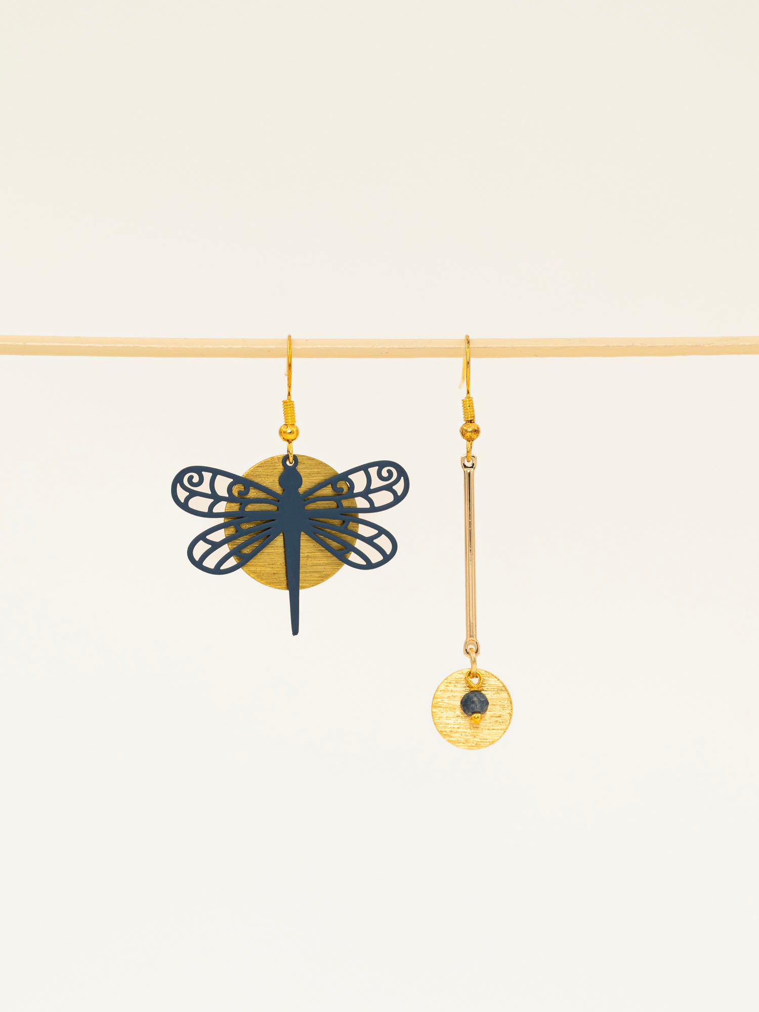 Boucles d'oreilles artisanales Bahamas bleu - libellule résine ajourée et pastille dorée, fait main en France
