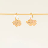Boucles d'oreilles Kyoto portées - bijou feuille de ginkgo laiton doré, créatrice française