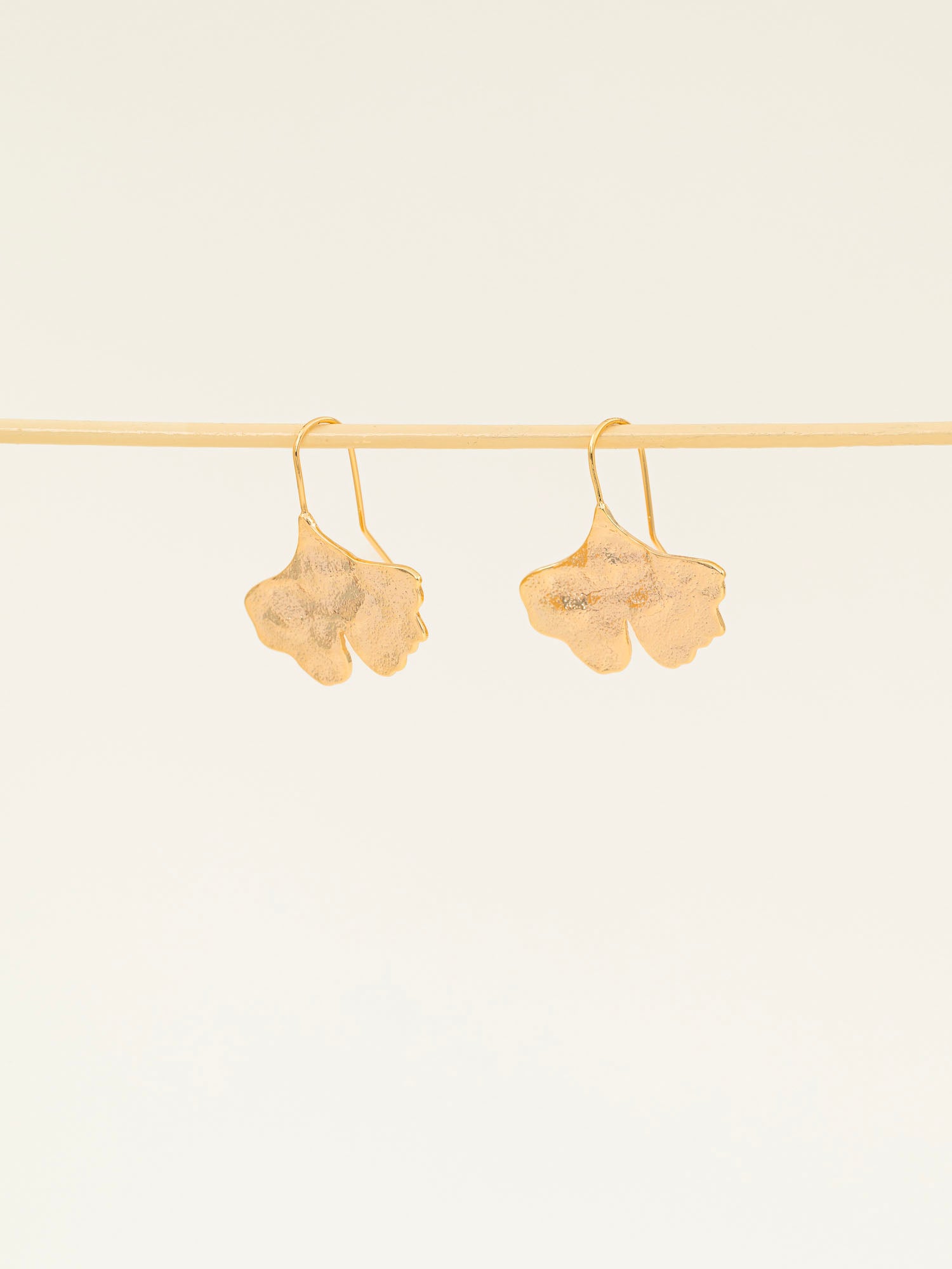 Boucles d'oreilles Kyoto portées - bijou feuille de ginkgo laiton doré, créatrice française