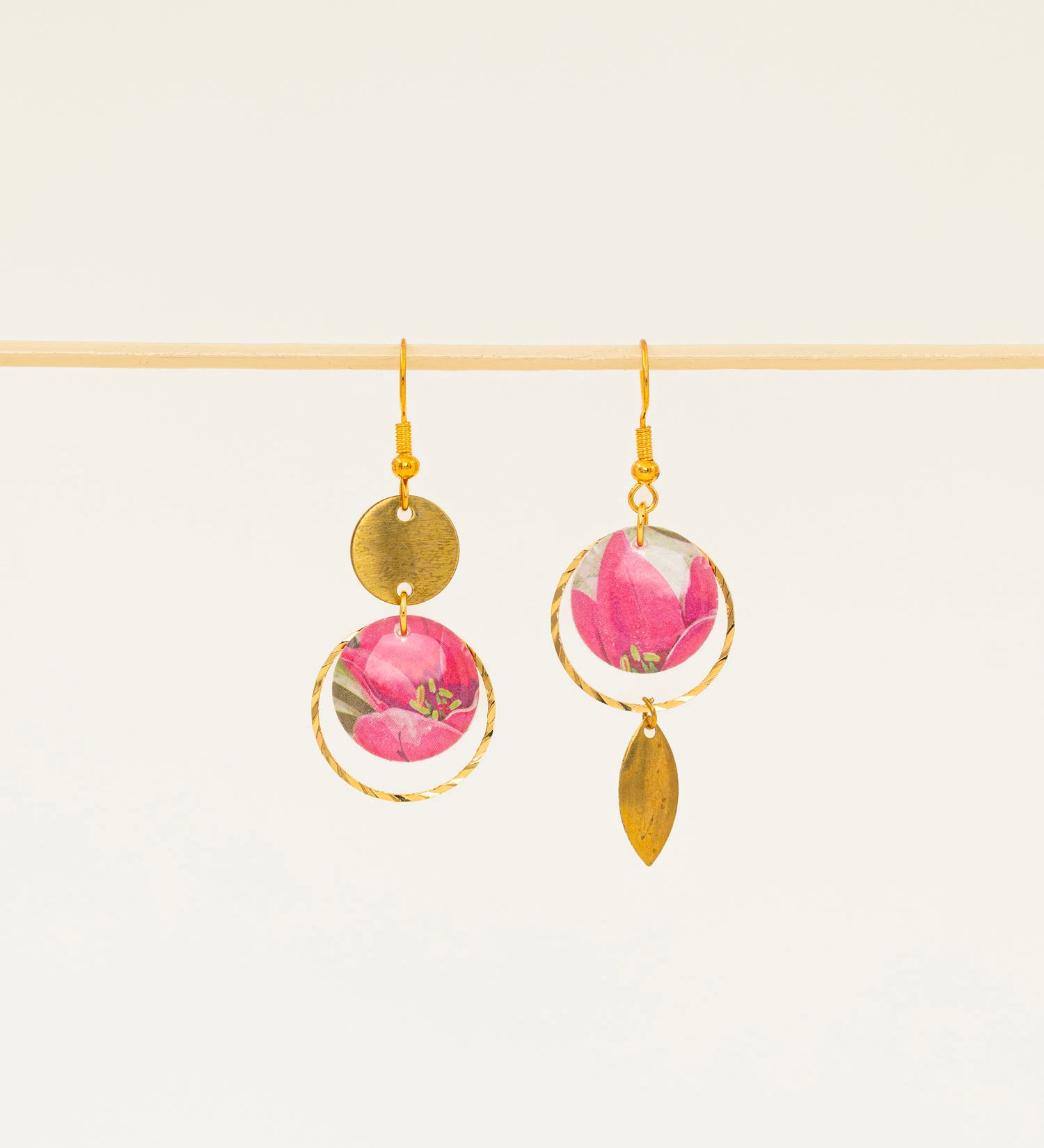 Boucles d'oreilles Medellín, disque papier japonais magnolia rose, anneau laiton torsadé brut, asymétriques