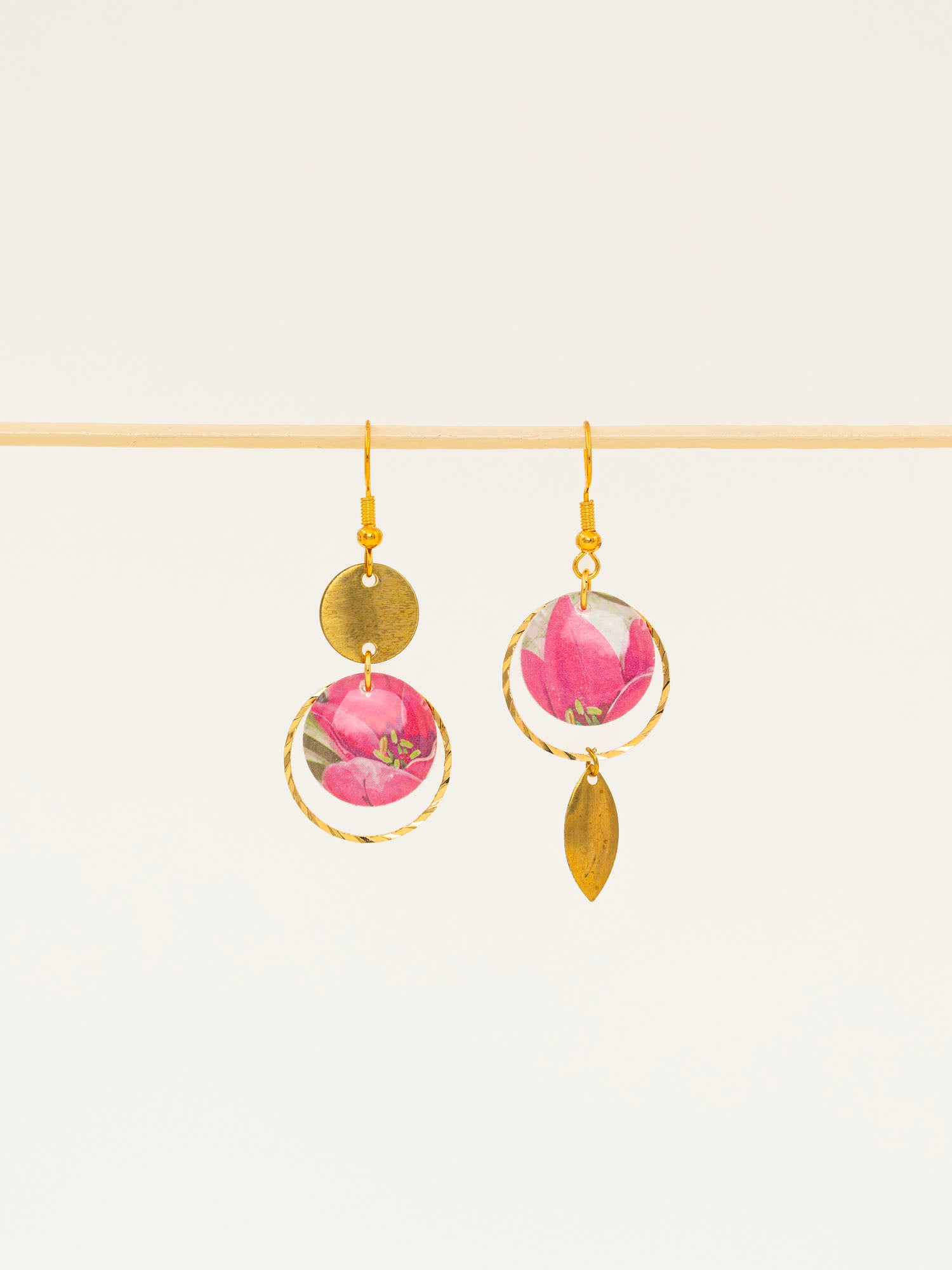 Boucles d'oreilles Medellín, disque papier japonais magnolia rose, anneau laiton torsadé brut, asymétriques