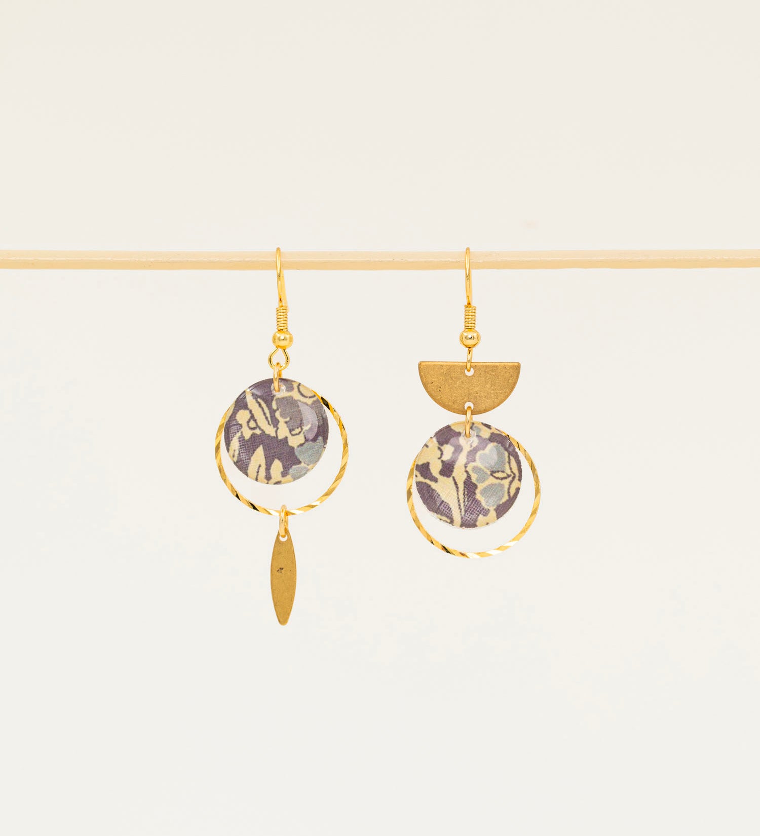 Détail boucles d'oreilles Salvador, asymétrie demi-cercle et navette laiton, disque Liberty