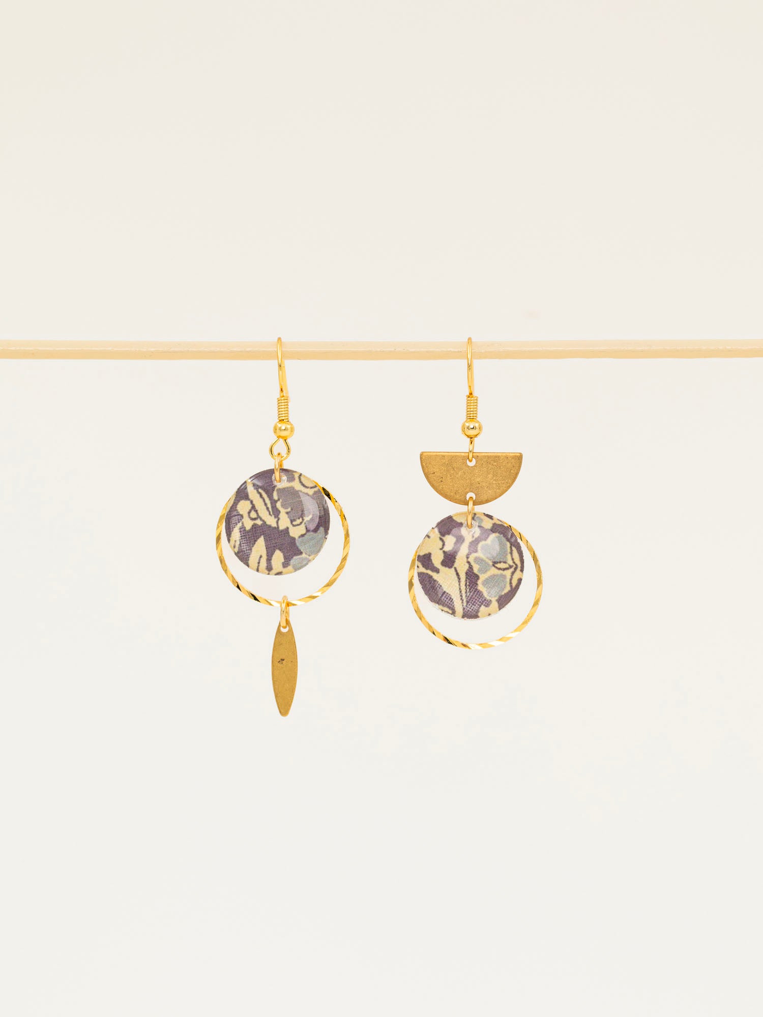 Détail boucles d'oreilles Salvador, asymétrie demi-cercle et navette laiton, disque Liberty