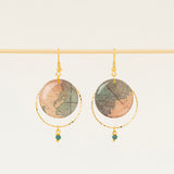 Boucles d'oreilles Sacramento, disque carte ancienne, anneau laiton doré torsadé et perle turquoise africaine, fond crème