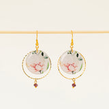 Boucles d'oreilles artisanales Adélaïde bleu - papier résiné plumes de paon et laiton doré, fait main en France
