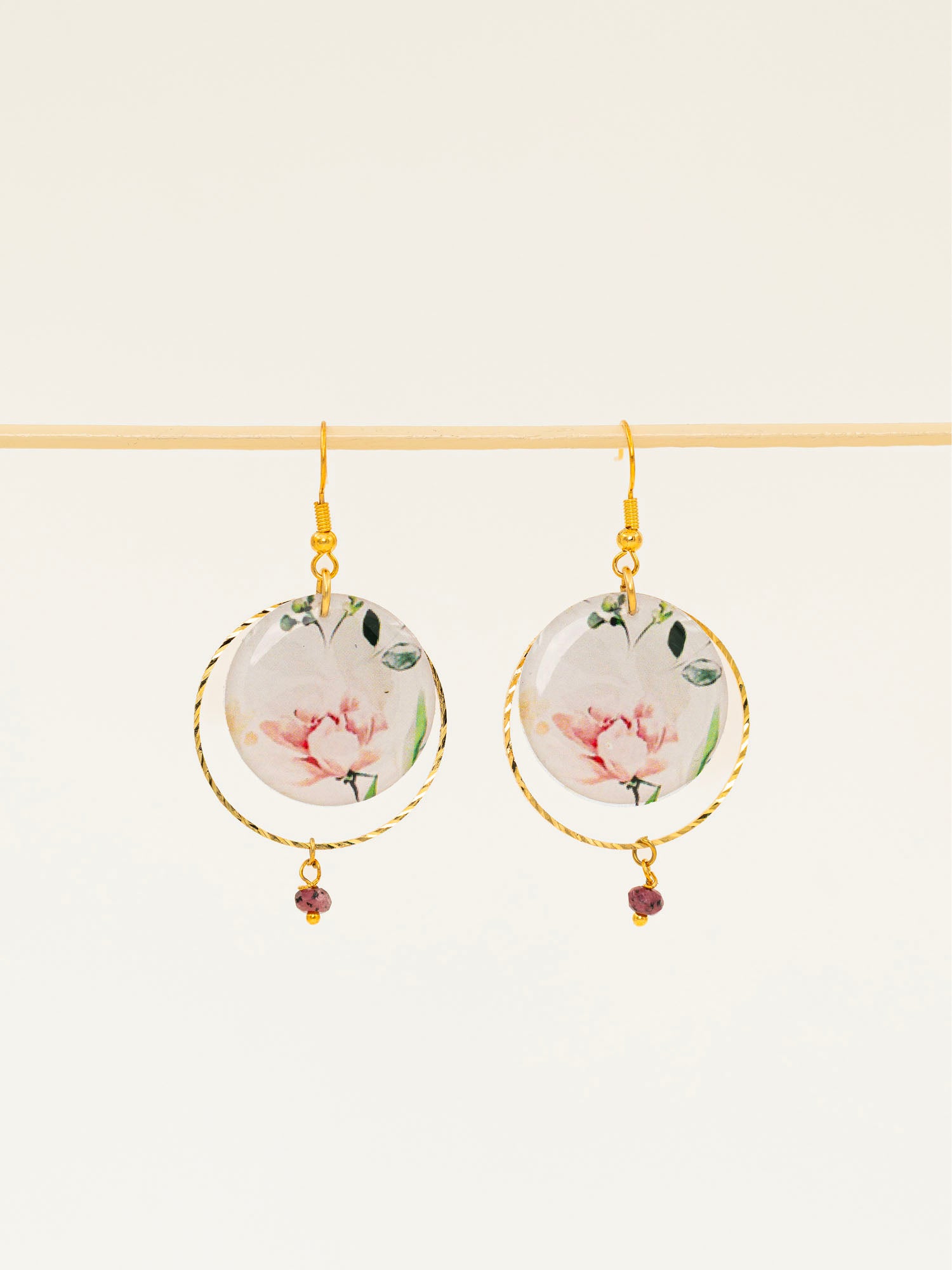 Boucles d'oreilles artisanales Adélaïde bleu - papier résiné plumes de paon et laiton doré, fait main en France