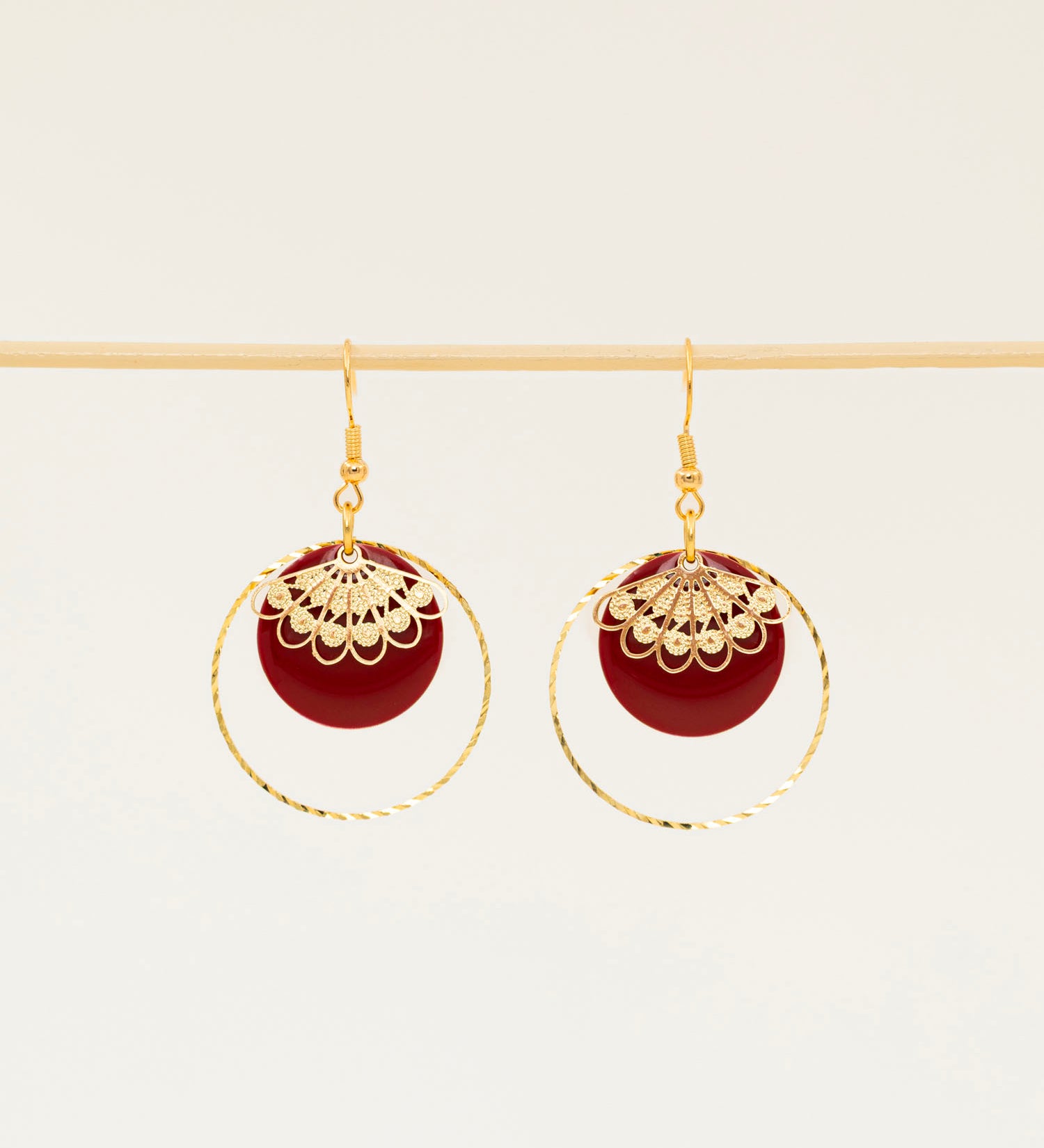 Boucles d'oreilles artisanales Atlanta - émail et dentelle dorée ciselée, fait main en France