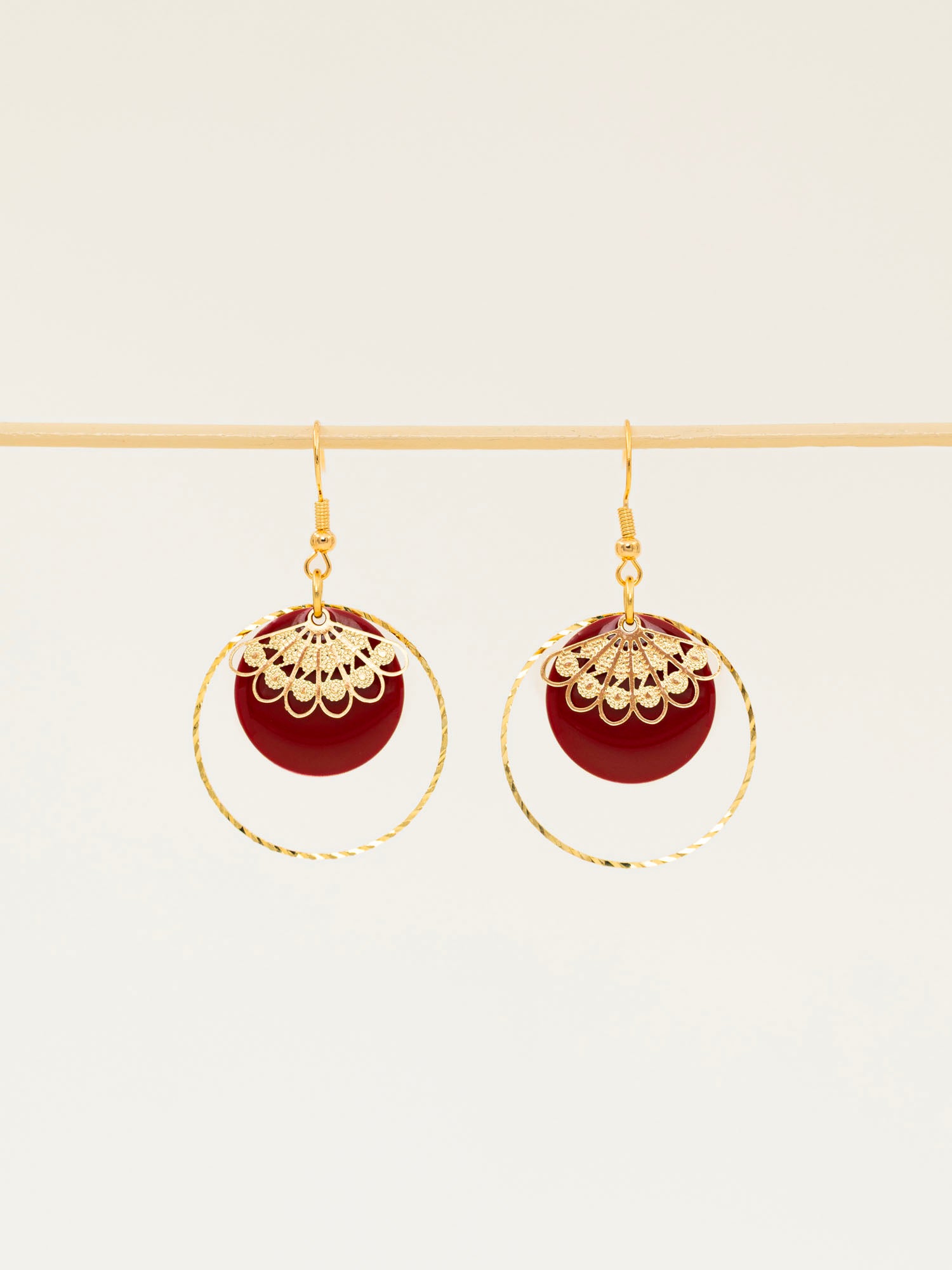 Boucles d'oreilles artisanales Atlanta - émail et dentelle dorée ciselée, fait main en France