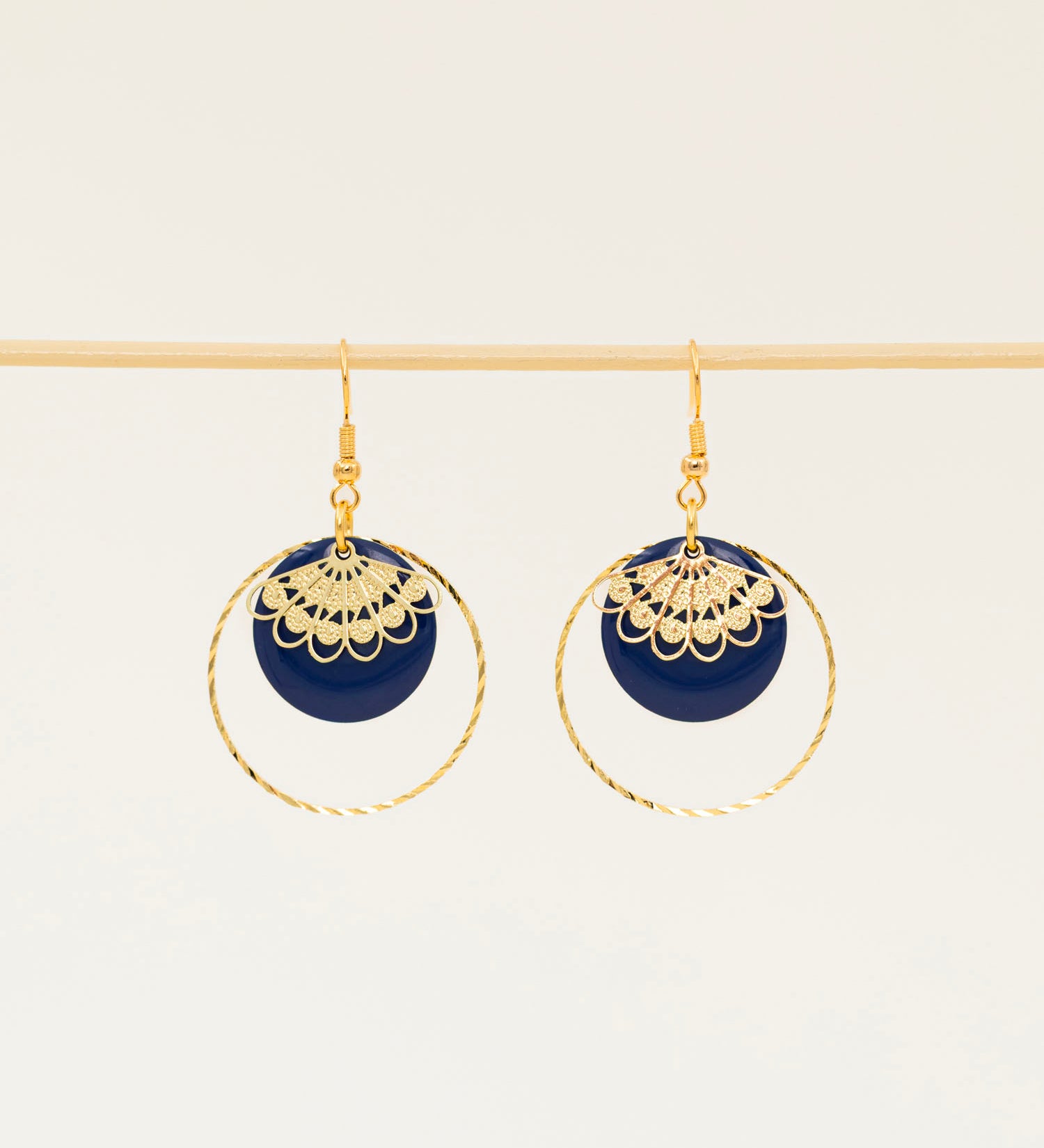 Boucles d'oreilles artisanales Atlanta - émail et dentelle dorée ciselée, fait main en France