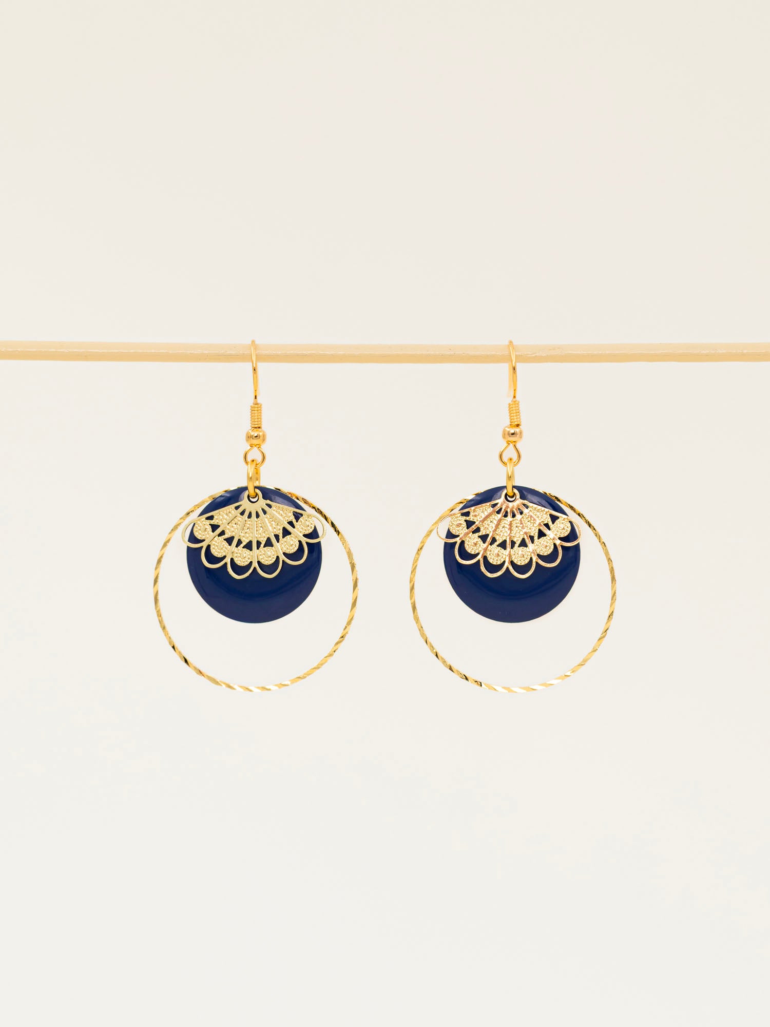 Boucles d'oreilles artisanales Atlanta - émail et dentelle dorée ciselée, fait main en France