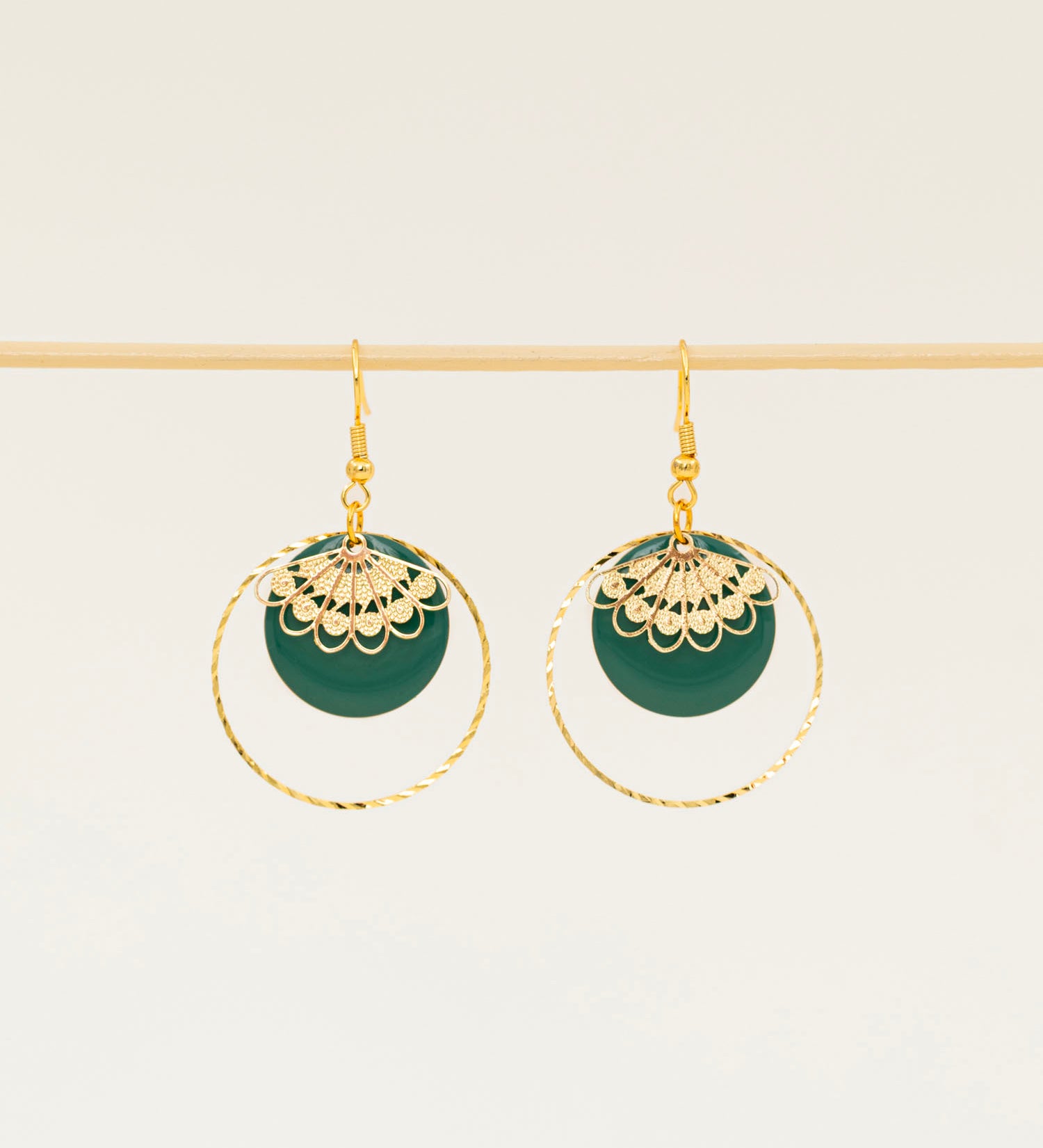 Boucles d'oreilles artisanales Atlanta - émail et dentelle dorée ciselée, fait main en France
