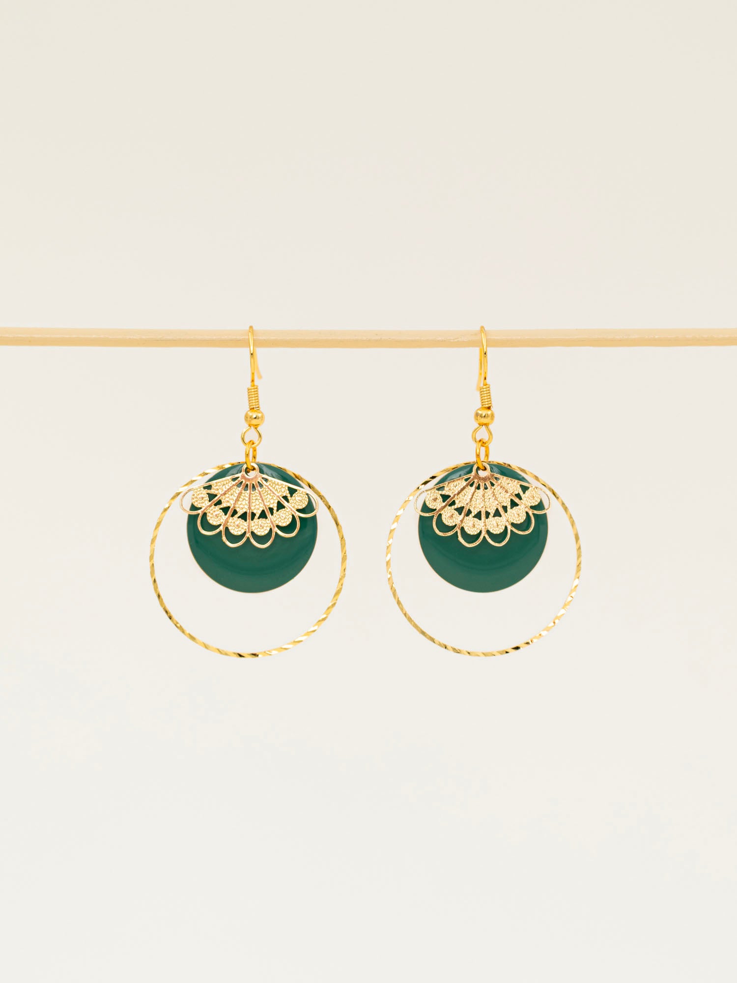 Boucles d'oreilles artisanales Atlanta - émail et dentelle dorée ciselée, fait main en France