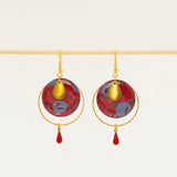 Boucles d'oreilles Asmara, disque wax rouge et bleu, anneau laiton doré et goutte émail rouge, fond crème