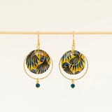 Boucles d'oreilles Conakry, disque wax jaune et bleu pétrole, anneau laiton brut et perle verre mat, fond crème
