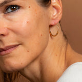 Boucles d'oreilles Dubrovnik portées - bijou créoles dorées fait main, créatrice française
