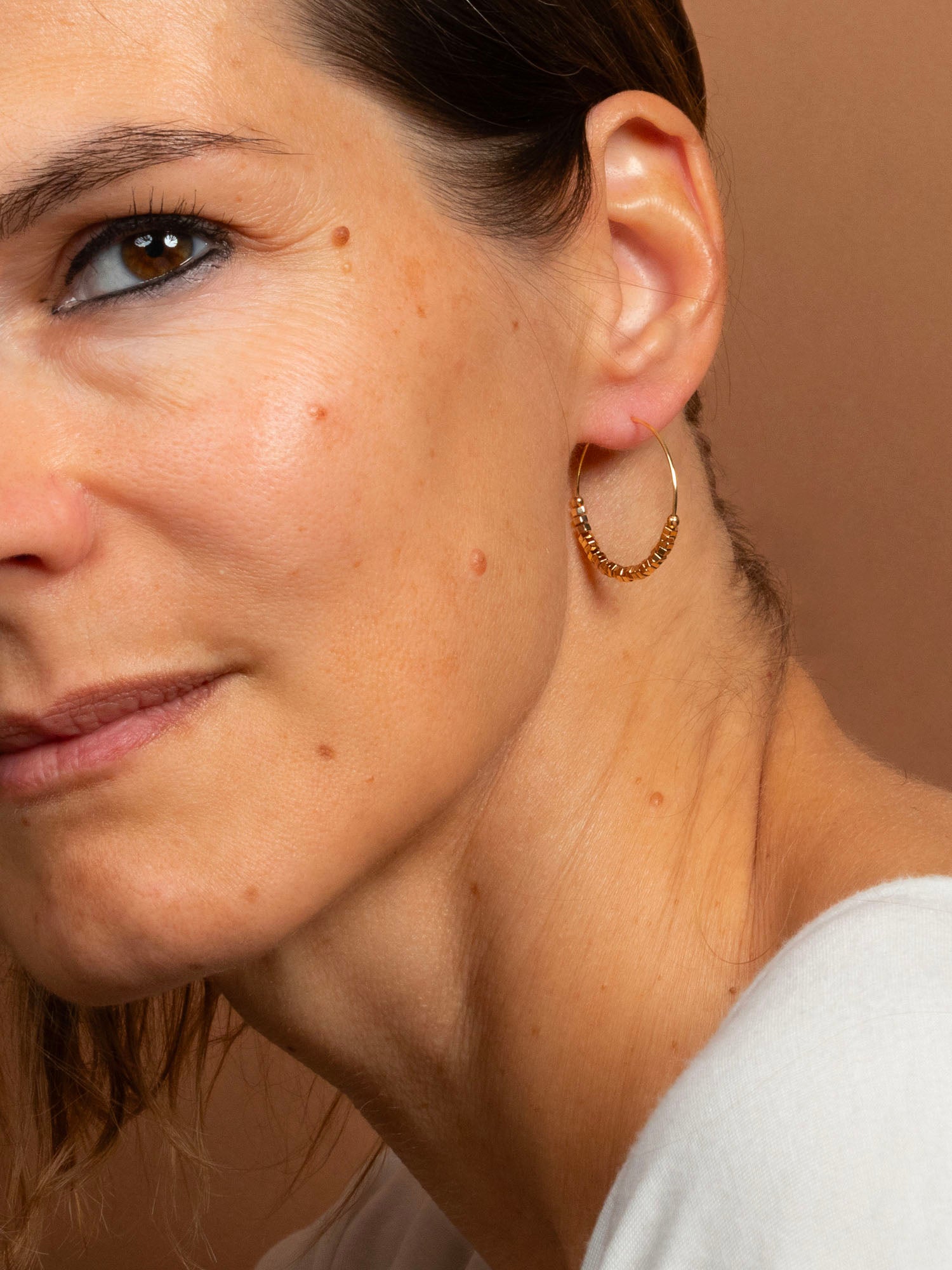Boucles d'oreilles Dubrovnik portées - bijou créoles dorées fait main, créatrice française
