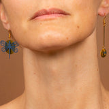 Boucles d'oreilles artisanales Bahamas bleu portées - libellule résine ajourée et pastille dorée, fait main en France
