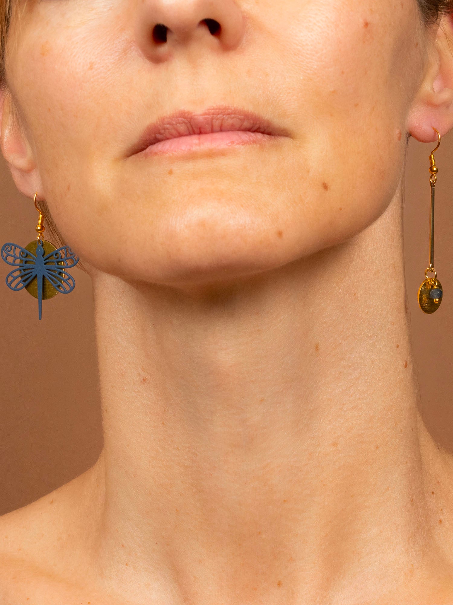 Boucles d'oreilles artisanales Bahamas bleu portées - libellule résine ajourée et pastille dorée, fait main en France
