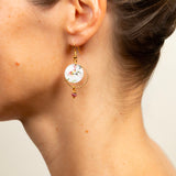 Boucles d'oreilles artisanales Adélaïde bleu - papier résiné plumes de paon et laiton doré, fait main en France