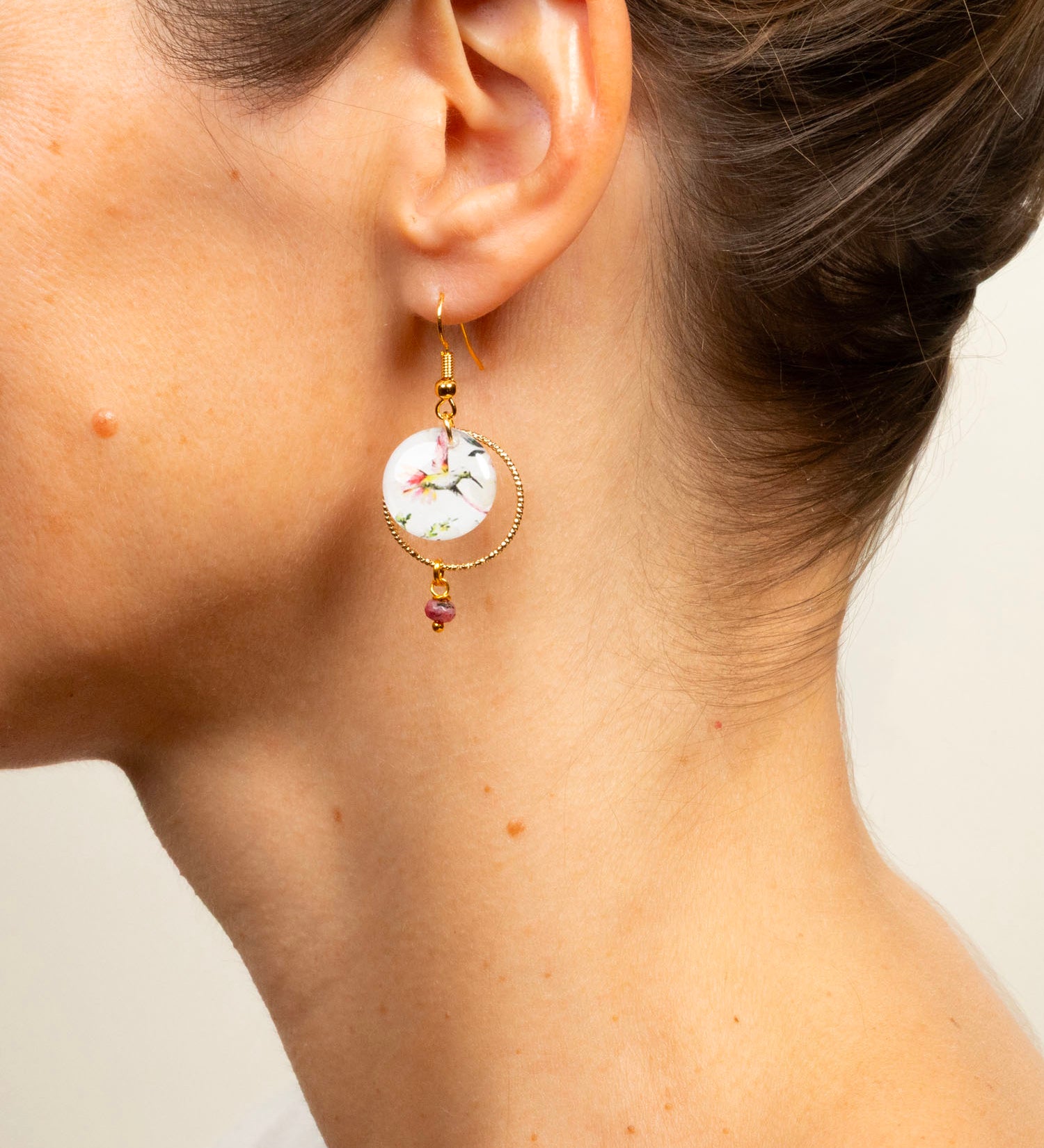 Boucles d'oreilles artisanales Adélaïde bleu - papier résiné plumes de paon et laiton doré, fait main en France
