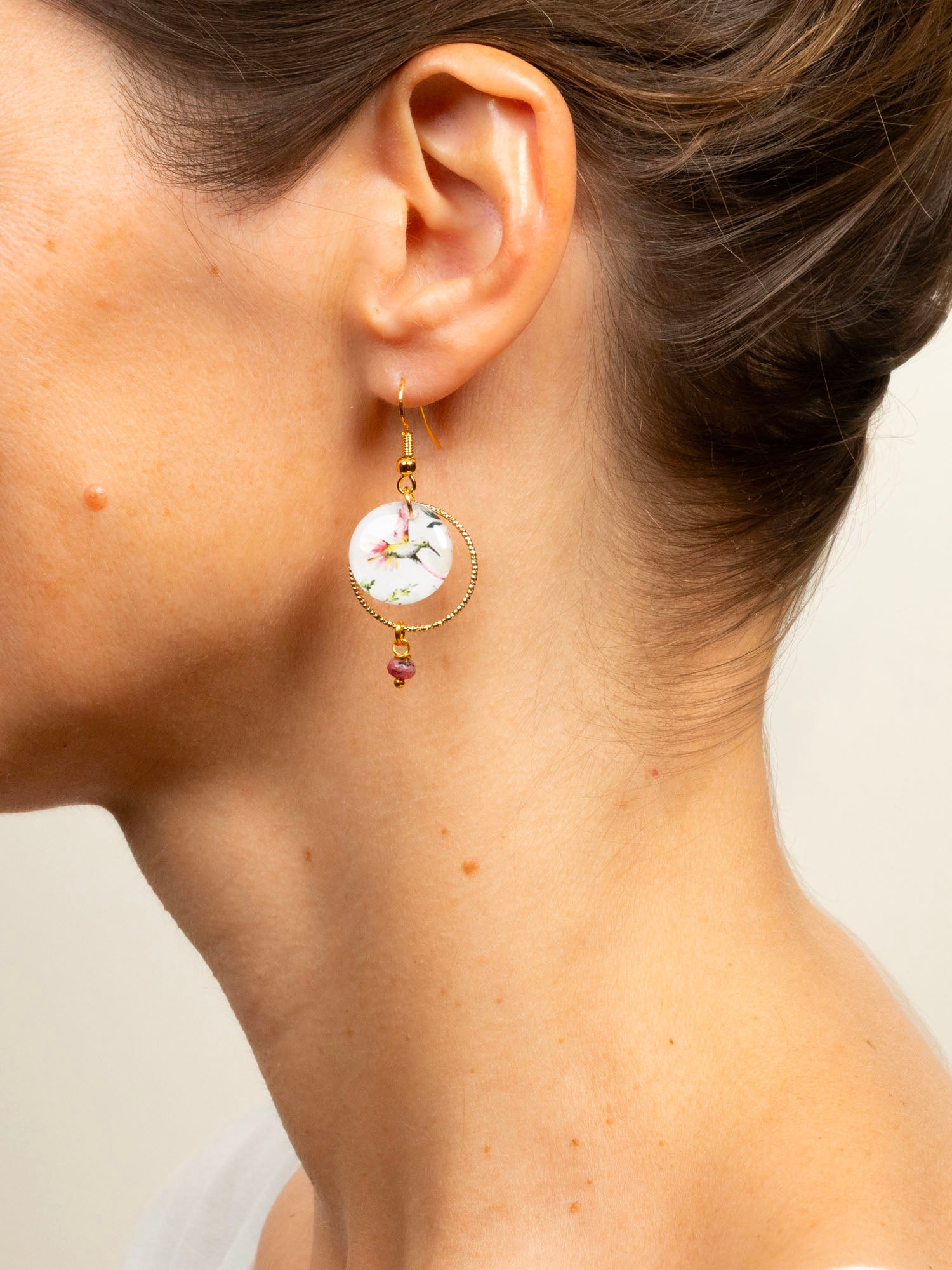Boucles d'oreilles artisanales Adélaïde bleu - papier résiné plumes de paon et laiton doré, fait main en France