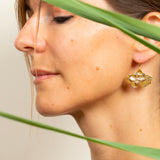 Boucles d'oreilles Kyoto portées - bijou feuille de ginkgo laiton doré, créatrice française