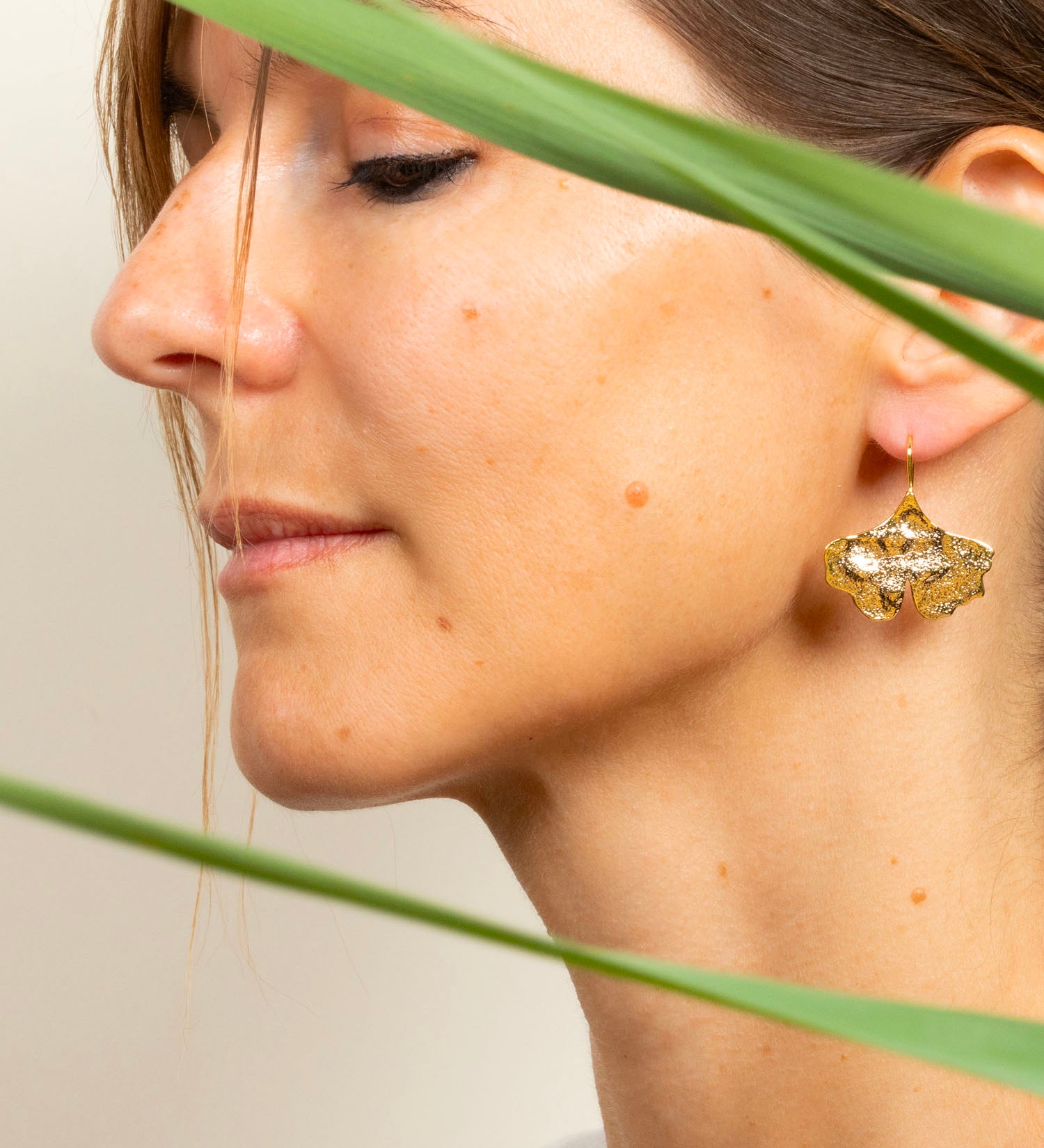 Boucles d'oreilles Kyoto portées - bijou feuille de ginkgo laiton doré, créatrice française