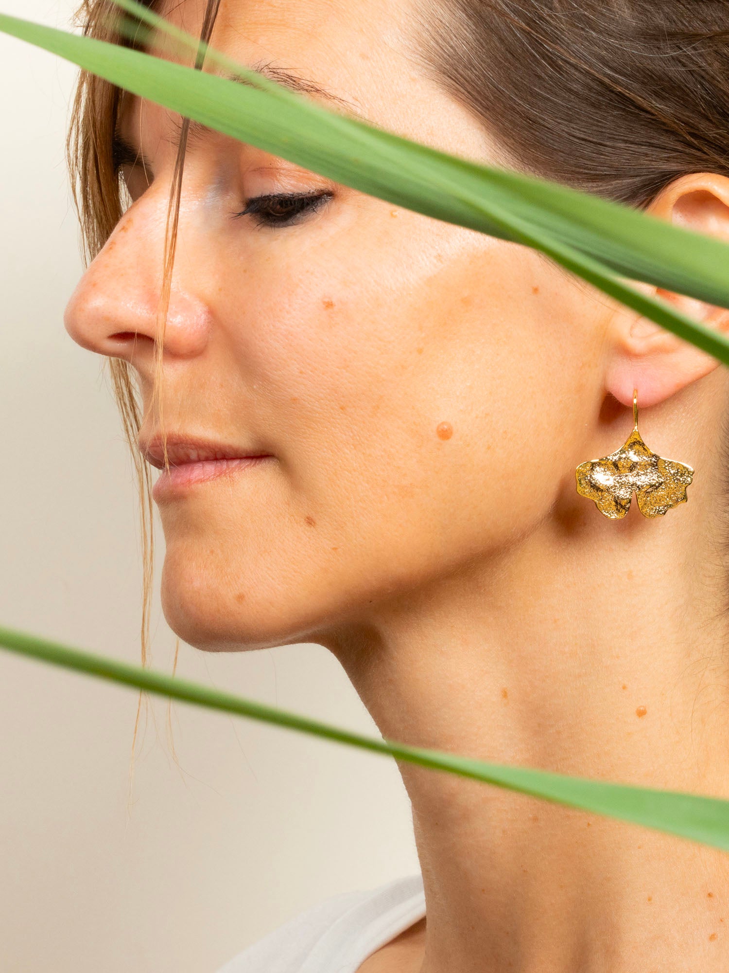 Boucles d'oreilles Kyoto portées - bijou feuille de ginkgo laiton doré, créatrice française