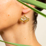 Boucles d'oreilles Kyoto portées - bijou feuille de ginkgo laiton doré, créatrice française