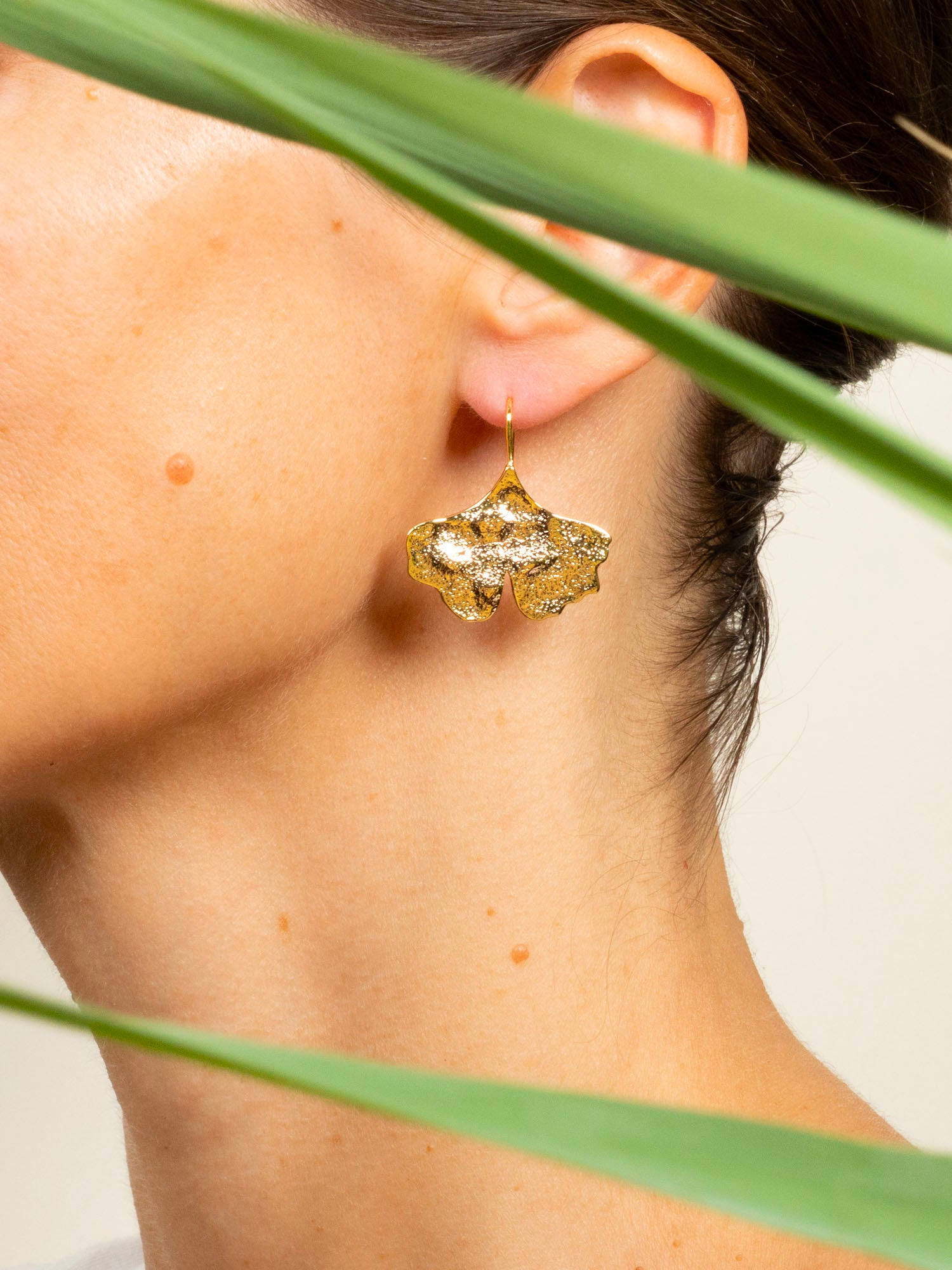 Boucles d'oreilles Kyoto portées - bijou feuille de ginkgo laiton doré, créatrice française