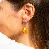 Boucles d'oreilles artisanales Austin moutarde - émail et estampe ciselée, fait main en France