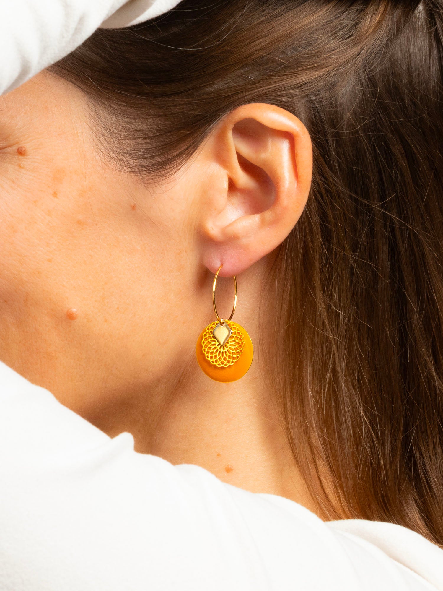 Boucles d'oreilles artisanales Austin moutarde - émail et estampe ciselée, fait main en France