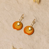 Boucles d'oreilles artisanales Austin moutarde - émail et estampe ciselée, fait main en France