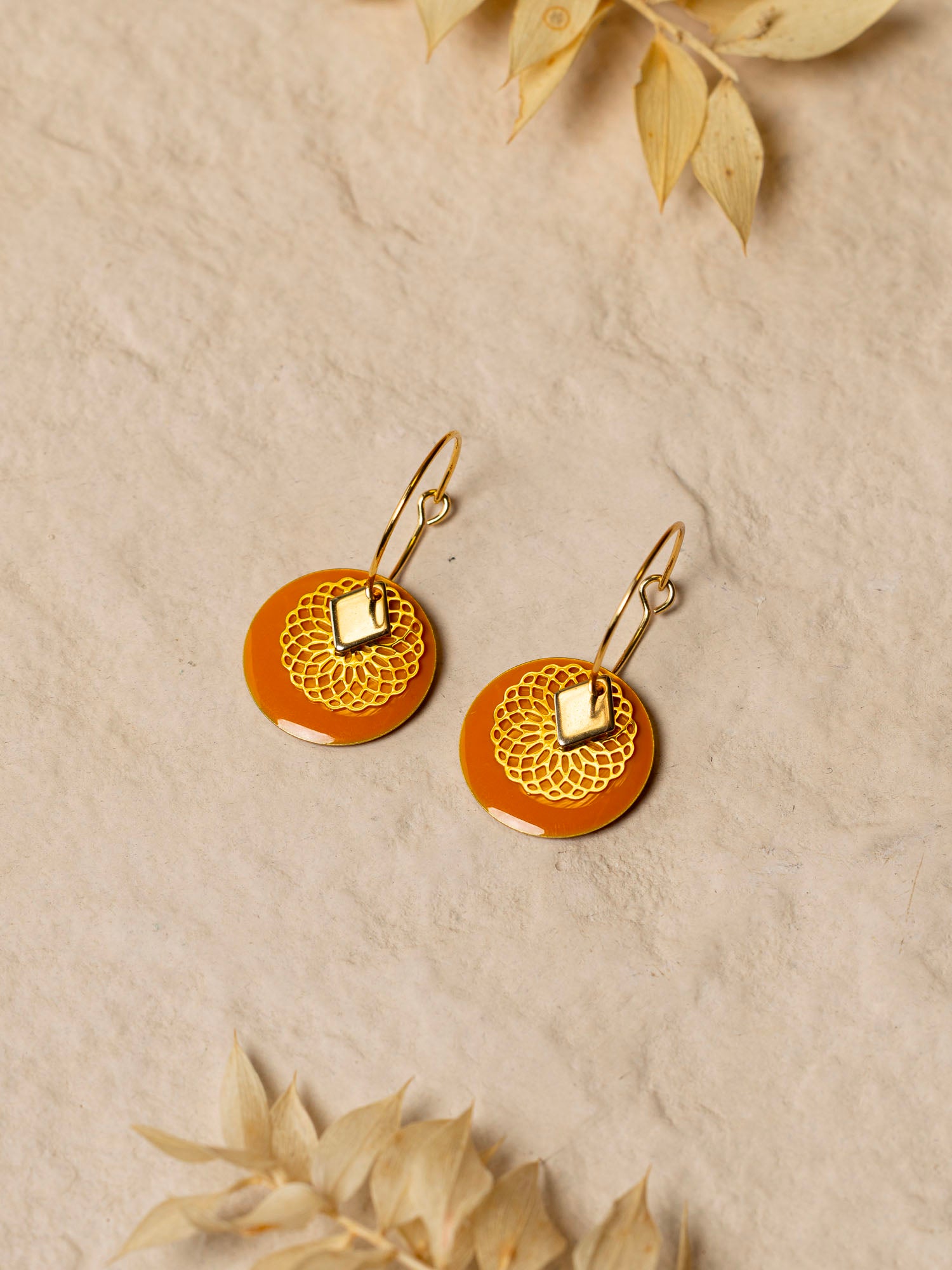 Boucles d'oreilles artisanales Austin moutarde - émail et estampe ciselée, fait main en France