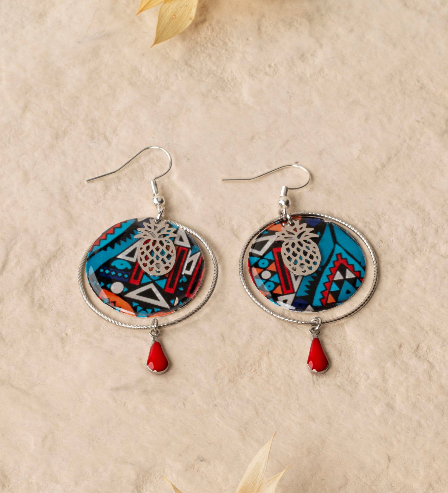 Boucles d'oreilles artisanales Caracas - wax résiné géométrique, ananas et émail rouge, fait main en France