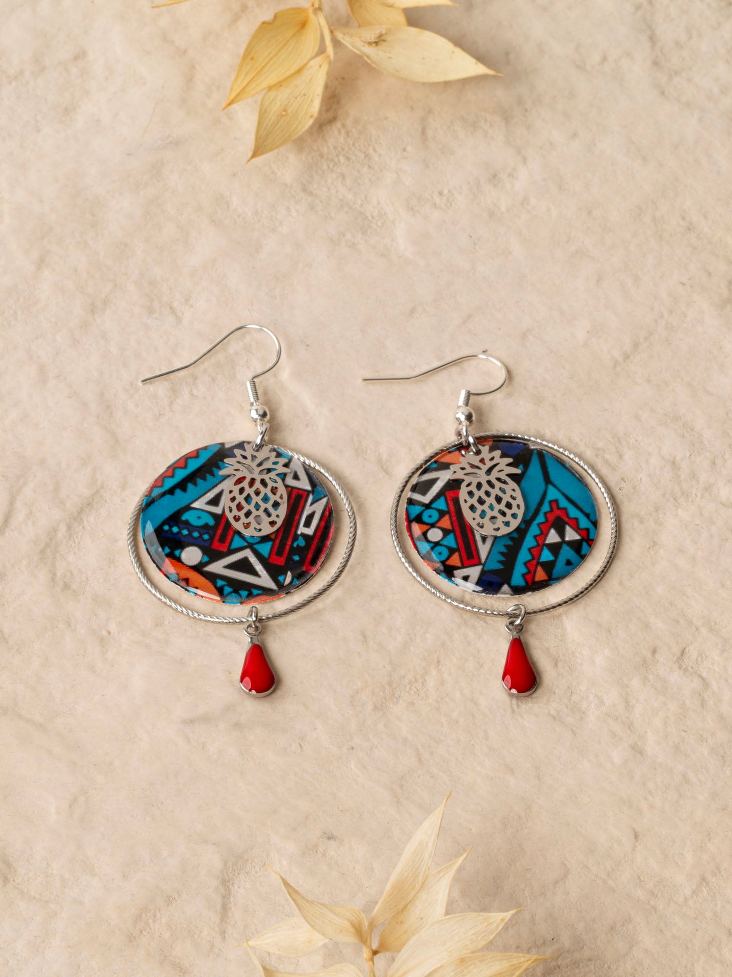 Boucles d'oreilles artisanales Caracas - wax résiné géométrique, ananas et émail rouge, fait main en France