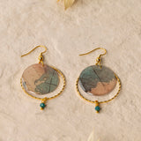 Boucles d'oreilles Sacramento, disque carte ancienne, anneau laiton doré torsadé et perle turquoise africaine, fond crème
