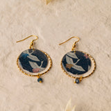 Boucles d'oreilles artisanales Hokkaido - papier résiné grues japonaises fond nuit et pierre bleue, fait main en France