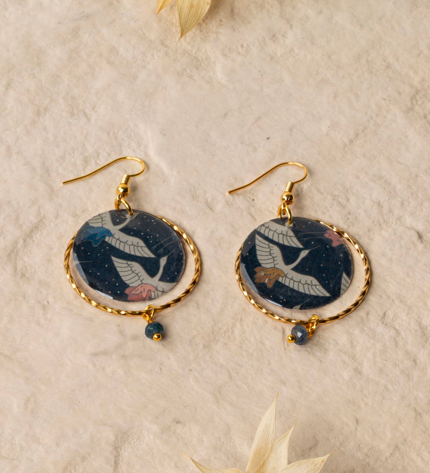 Boucles d'oreilles artisanales Hokkaido - papier résiné grues japonaises fond nuit et pierre bleue, fait main en France