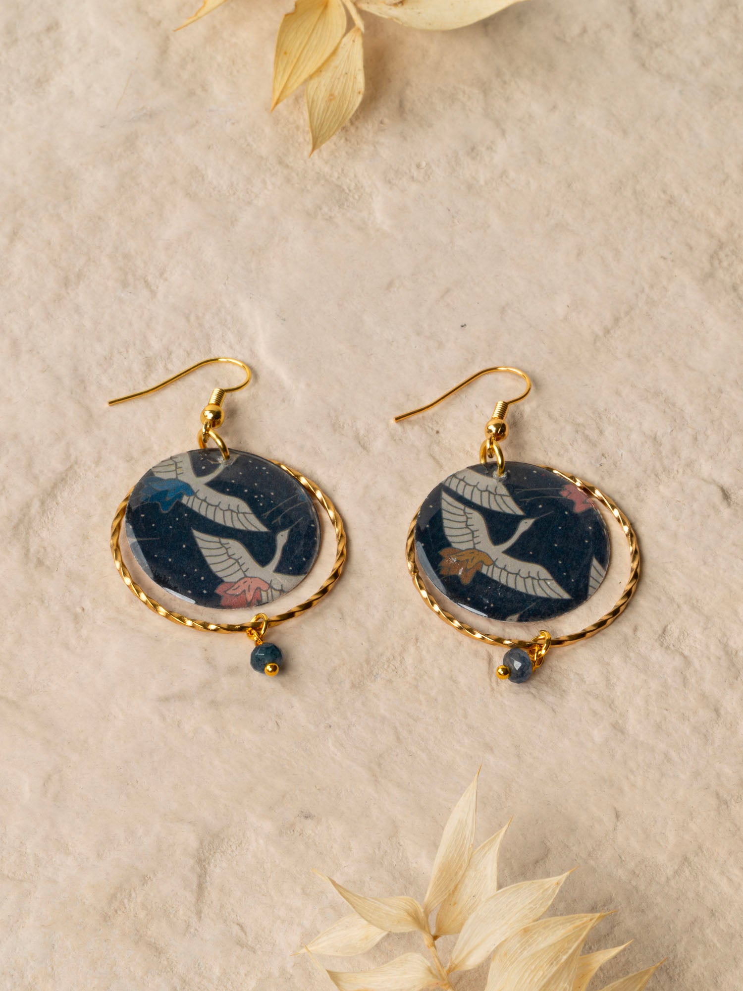Boucles d'oreilles artisanales Hokkaido - papier résiné grues japonaises fond nuit et pierre bleue, fait main en France